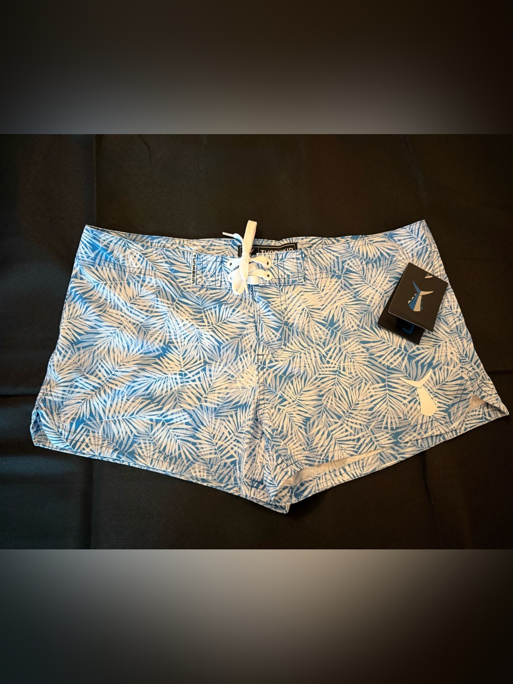 NWT Tunaskin Blue Palm Board Shorts Size M